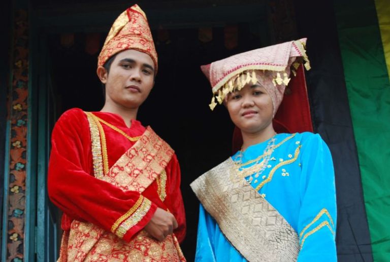 √ Kebudayaan Sumatera Barat: Rumah, Pakaian Adat, Kesenian